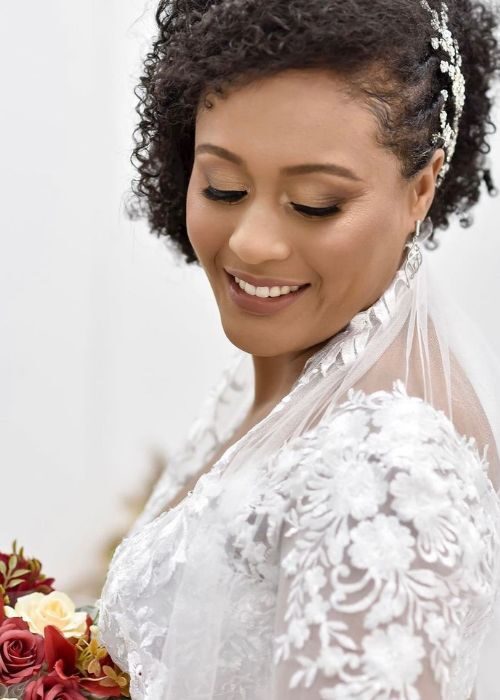 Noiva com penteado e maquiagem do Cirs Salão de Beleza, Valinhos