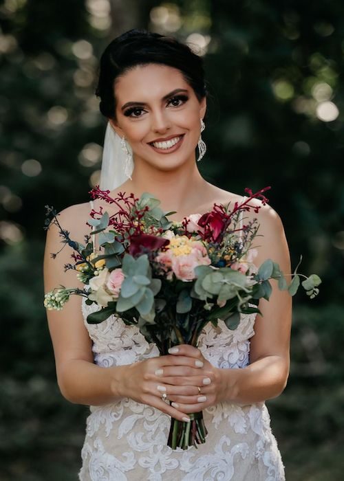 Noiva com buquê, maquiagem e unhas feitas no Cirs Salão de Beleza